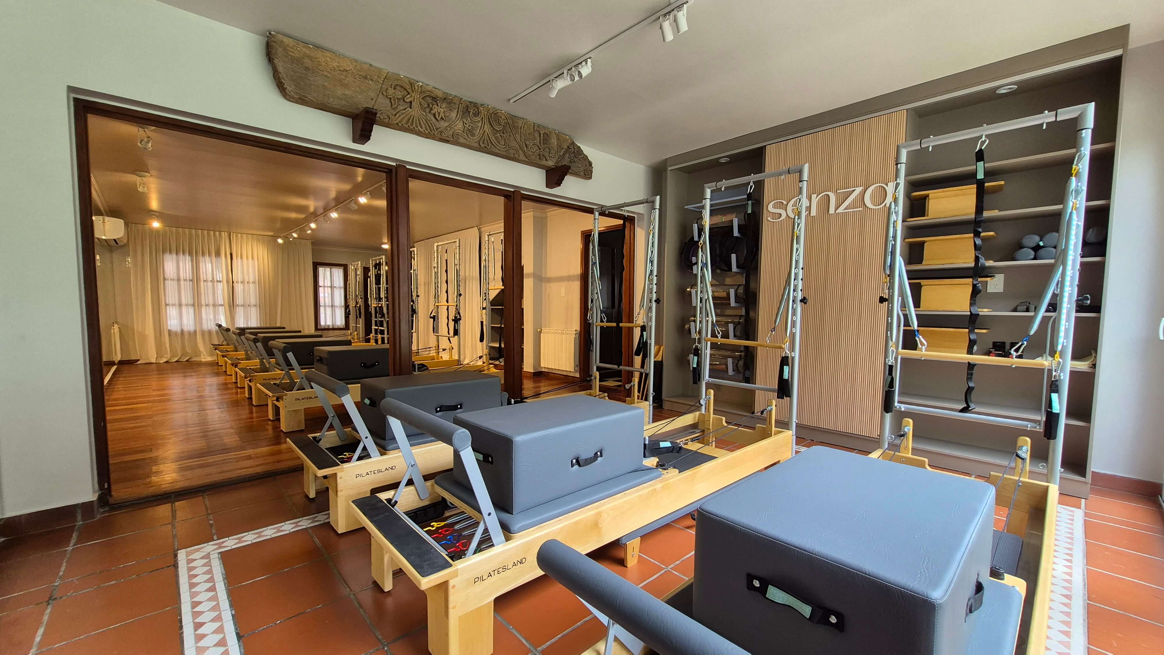 Salón con espejos y camas Reformer